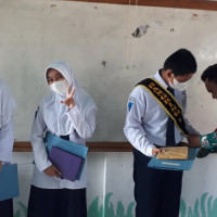 MtsN 4 Sinjai Serahkan Raport Dengan Tetap Memperhatikan Prokes Covid 19