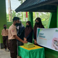 Termotivasi Program Tendik, OSIM MTsN 1 Sinjai Gelar Jumat Sedekah