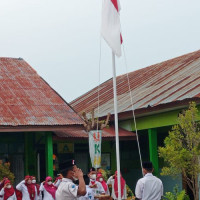 Suka Cita Warnai Pelaksanaan Upacara Bendera Terakhir Angkatan Allaxe 22 MTsN 4 Sinjai