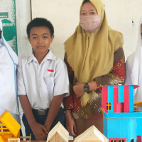 Peserta Didik MTsN 3 Sinjai Tumbuhkan Kreatifitas Dengan Market Mini Stick Es Krim