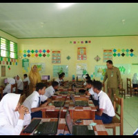 Kakankemenag bersama Kasi Pendma Sinjai pantau UNBK di MTs Pastikan Ujian Berjalan aman, tertib dan 