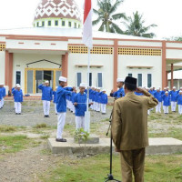 Kakan  Kemenag Pembina Upacara di Pesantren Darusshalihin Berru