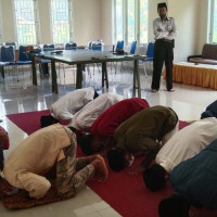 Peserta SUSCATIN Kec. Sinjai Tengah Antusias Ikuti Bimbingan Praktek Sholat