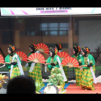 KELOMPOK TARI MAN 1 BARRU UNJUK GIGI DIHADAPAN SISWA/i SMP