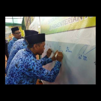 Kakankemenag Membubuhkan Tanda Tangan Papan Deklarasi