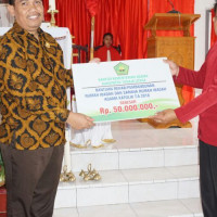 Kakan Kemenag Torut Serahkan Bantuan Pembangunan Gedung Gereja Katolik Paroki